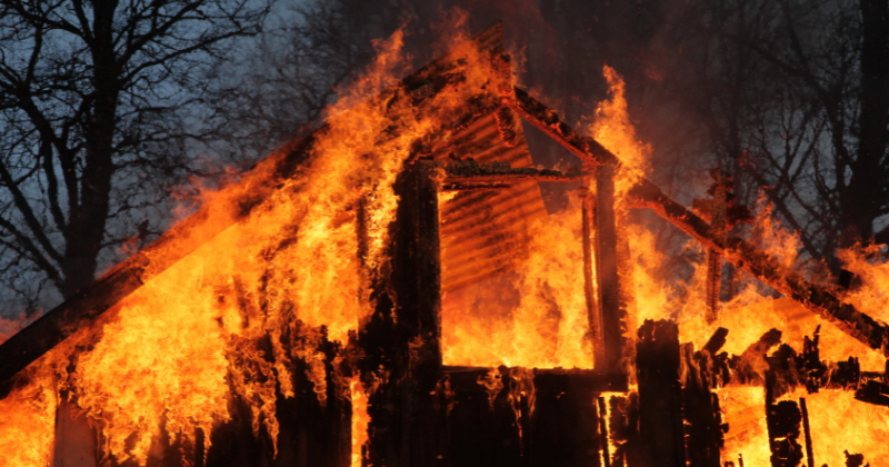 7 Cara Menjaga Rumah Kayu Aman dari Api