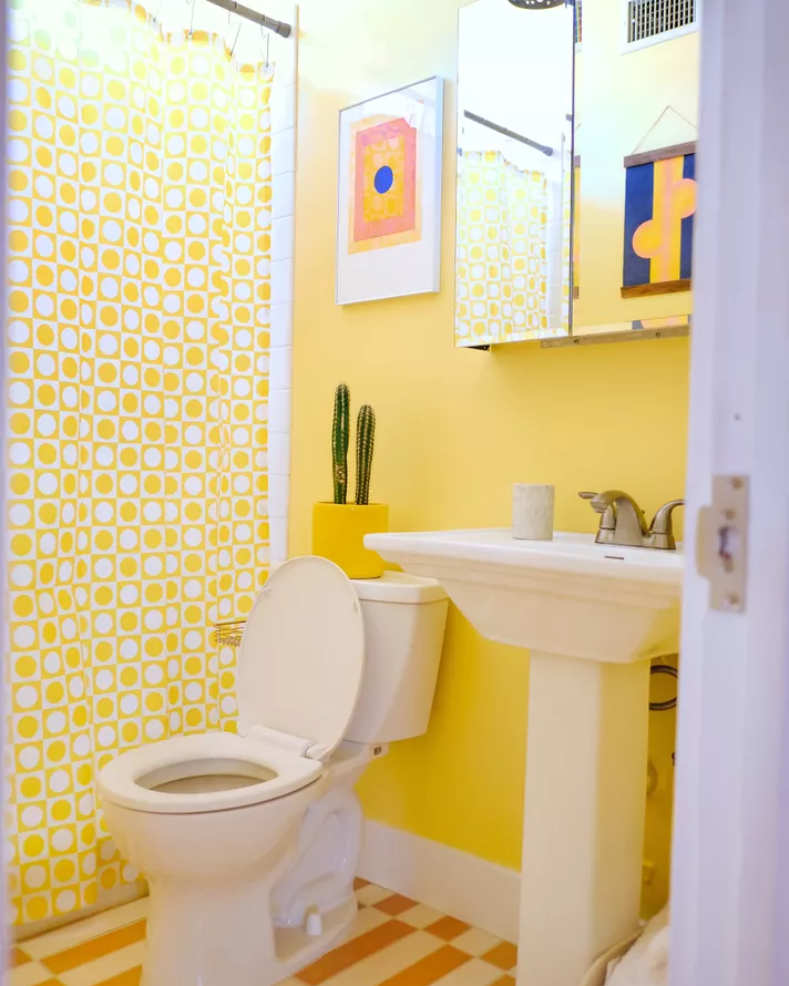 kamar mandi minimalis warna kuning