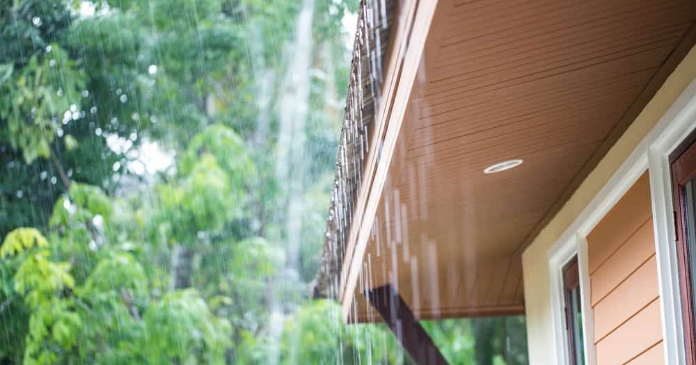 melindungi eksterior rumah selama musim hujan